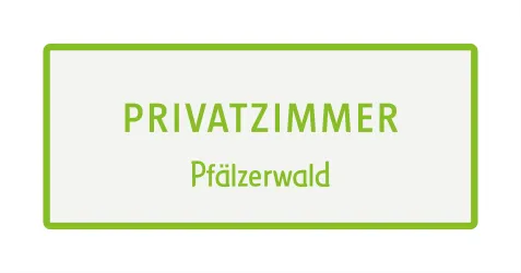 Ein Schild mit der Aufschrift "Privatzimmer Pfälzerwald" in grüner Schrift. Es dient zur Kennzeichnung eines Zimmers oder Bereichs.