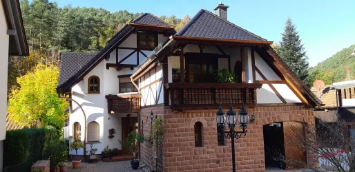Haus Winterberg mit Fahrradgarage im Herbst