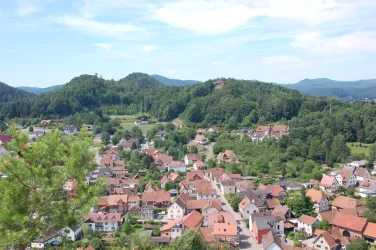 Blick vom Hahnfelsen auf Erfweiler (© Jacques Noll)