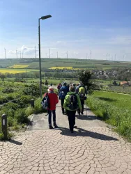 Wandergruppe auf dem Weg von Zell nach Harxheim.