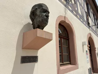 Denkmal am Rathaus von Nackenheim - Carl Zuckmayer