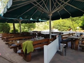 Biergartenbereich am Eingang