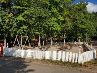 Biergarten mit Spielplatz