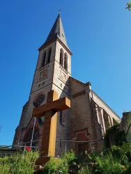 Pfarrkirche St. Georg mit Friedenskreuz