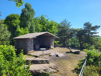Schutzhütte mit Liegebank