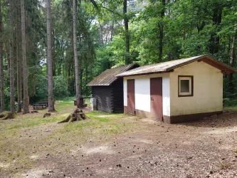 Schutzhütte mit Toilettenanbau