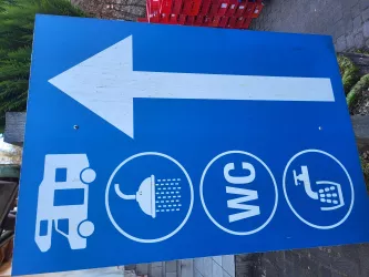Weg zu den sanitären Einrichtungen