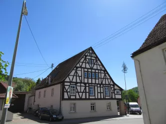 Haus Wildanger Seitenansicht mit Maibaum