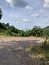 Behindertenparkplatz am Dernbacher Haus (© Verein SÜW Annweiler e.V.)