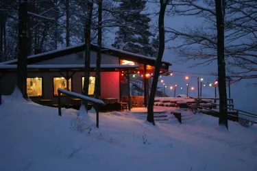 Dernbacher Haus im Winter (© Archiv Verein SÜW Annweiler, Axel Brachat)