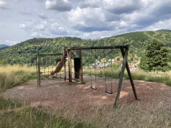 Spielplatz Dernbacher Haus (© Verein SÜW Annweiler e.V.)