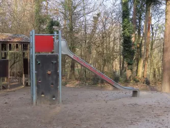 Kletterwand mit Rutsche (© EM/Urlaubsregion Freinsheim)