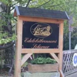 Schild (© Edelobstbrennerein Scherner)