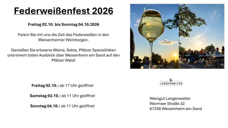 Ein Weinglas mit Weißwein und Gäste sitzend an Tischen im Freien.