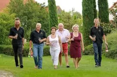 Familie und Mitarbeiter (© Weingut Bibinger)