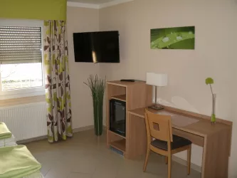 Schlafzimmer 2 mit Schreibtisch (© Urlaubsregion Freinsheim - Hr. Dörr)