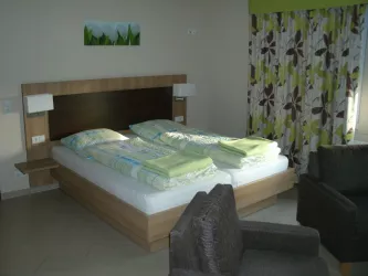 Schlafzimmer mit Wohnbereich (© Urlaubsregion Freinsheim - Hr. Dörr)