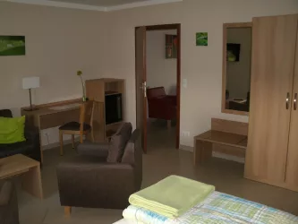 Schlafzimmer mit Wohnbereich 2 (© Urlaubsregion Freinsheim)