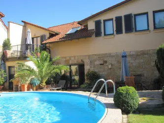 Swimmingpool mit Haus (© Villa Verde)