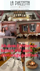 Ein einladendes Restaurant mit einem hellen Innenraum, dekorativen Tischen und Stühlen. Das Bild zeigt ein Pizzalogo und Informationen über die Öffnungszeiten.