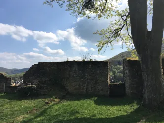 Burghof mit Ausblick