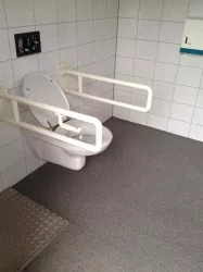 barrierefreie Toilette mit Haltegriffen