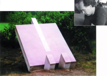 Eine moderne Skulptur in Form eines schrägen Rechtecks mit einer weißen Linie auf der Oberfläche. Im Hintergrund sind grüne Pflanzen sichtbar.