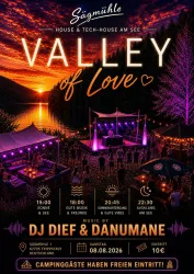 Ein festliches Plakat für eine Musikveranstaltung mit dem Titel "Valley of Love". Es zeigt eine entspannte Atmosphäre am See mit bunten Lichtern und DJ-Performance.