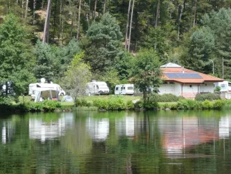 Sägmühlweiher mit Camipng (© VG Landstuhl)