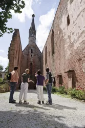 Wanderer am Kloster Rosenthal