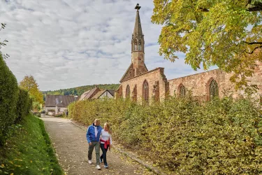 Wanderer am Kloster