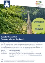 Ein Bild des Klosters Rosenthal mit einer hübschen Kirche und hohen Bäumen im Hintergrund. Die Umgebung bietet eine malerische Landschaft und einen klaren Himmel.