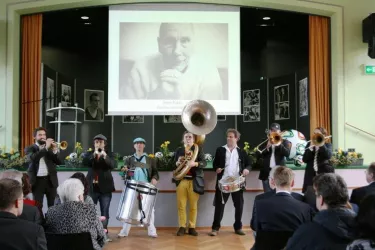 Aula mit Bühne bei der Einweihung