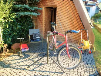 Fahrradschuppen, Waschplatz und Werkzeug