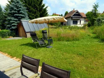 Garten mit Liegestühlen