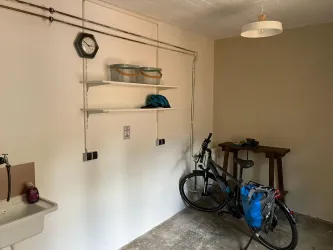 Abstellraum mit E-Bike-Ladestation (© Christoph Collet)