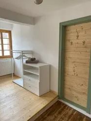 Zimmer Untertorblick - Garderrobe mit Kommode (© Christoph Collet)