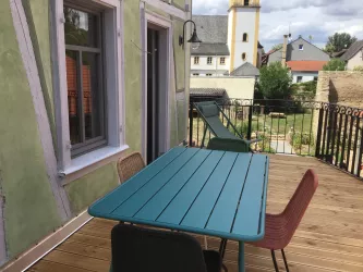 Blick vom Balkon (1. OG) auf Kirche und Garten