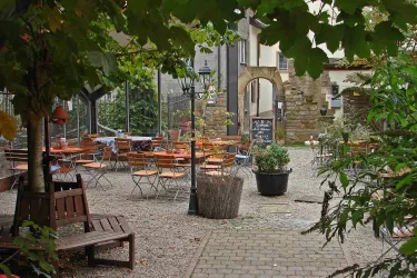 Biergarten mit Freiraum und Pflaster (© Bierengel Meisenheim)