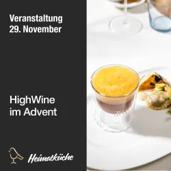 Ein elegantes Glas mit einem Getränk, umgeben von köstlichen Snacks auf einem Teller. Der Hintergrund zeigt eine festliche Tischdekoration für eine Veranstaltung im Advent.
