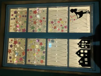 Adventsfenster Schule (© Die Ev. Johannitergemeinde lädt ein zur Eröffnung des 3. Adventsfenster mit musikalischer Begleitung am Kirchencafe`, Ecke Amtsgasse/ Schlossplatz. Gestaltet von der Klasse 5a der Charlotte-Friederike-Realschule plus Meisenheim.)