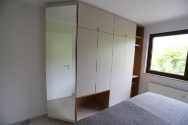 Großer Kleiderschrank mit Spiegel