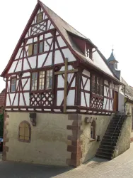 ehem. Rathaus u. kath. Kirche Rodenbach