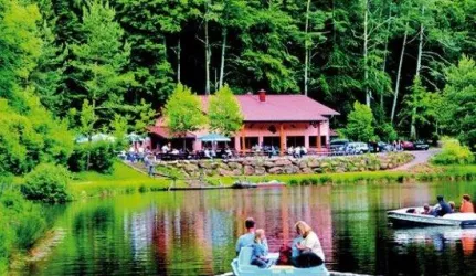Paddelweiher mit Hütte