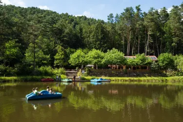Ein See mit Tretbooten darauf