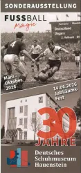 Ein Flyer für eine Sonderausstellung zum Thema Fußball, die von März bis Oktober 2026 im Deutschen Schuhmuseum Hauenstein stattfindet. Auf dem Flyer sind historische Fußballspiele und Informationen zum Jubiläumsfest am 14. Juni 2026 zu sehen.
