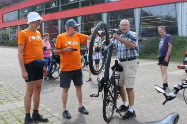 Männer mit Fahhrädern bei Codieraktion 2024
