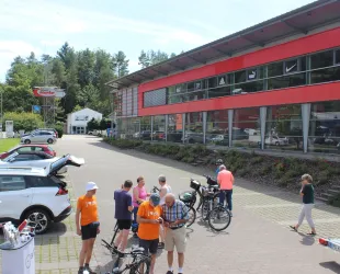 Fahrradfahrer bei Codieraktion vor TI Urlaubsregion Hauenstein