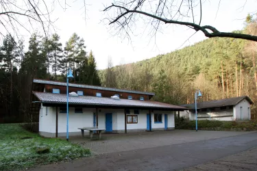 Sanitärgebäude Jugendzeltplatz aussen (© Eva Dammert)