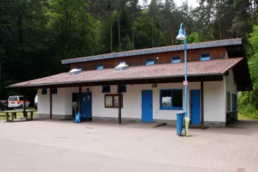 Sanitärgebäude Jugendzeltplatz (© Eva Dammert)